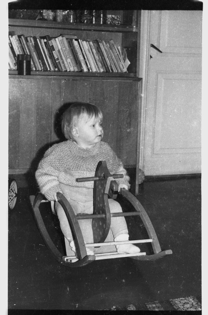 Väikelaps kiikhobuga