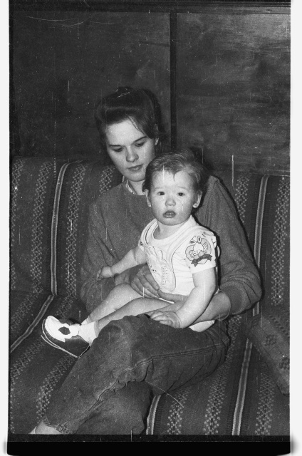 Naine väikelapsega kušetil