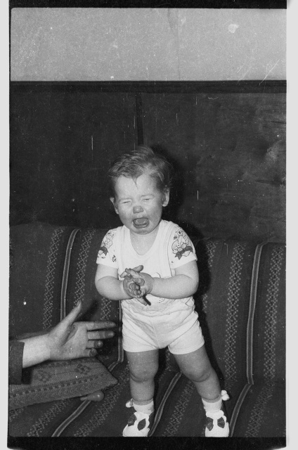 Nuttev väikelaps kušetil