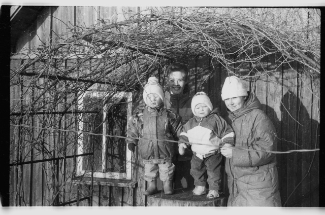 Grupifoto pergolas; kaks naist kahe lapsega