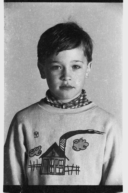 Portreefoto, valge džempriga poiss