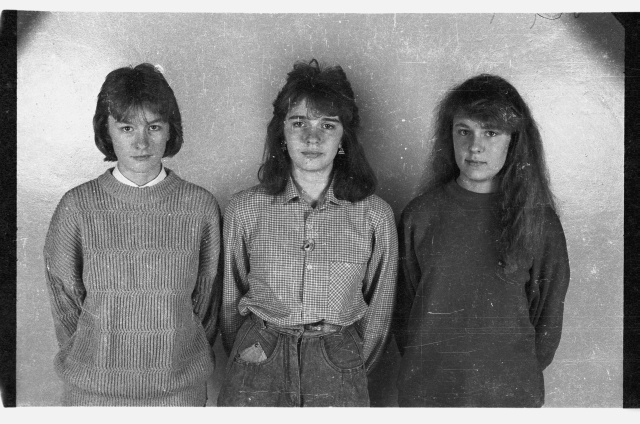 Grupifoto, kolm neidu