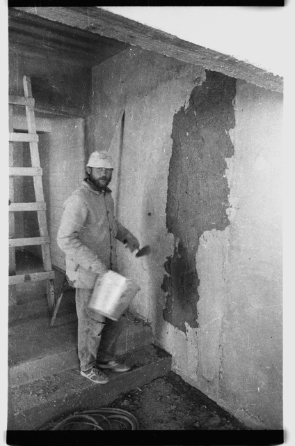 Ehitusmees seina pahteldamas