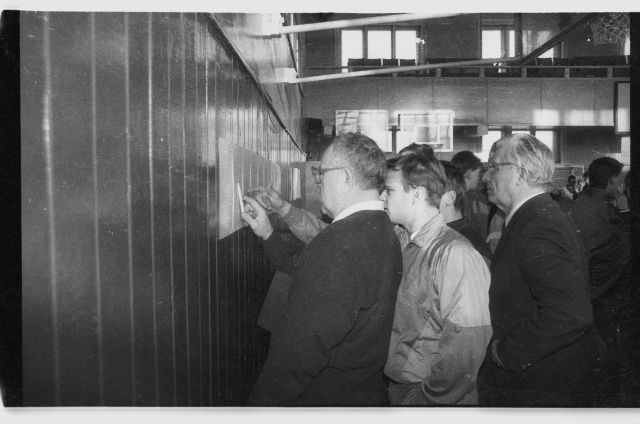 Maadlusvõistlus; kohtunikud turniiritabeleid uurimas