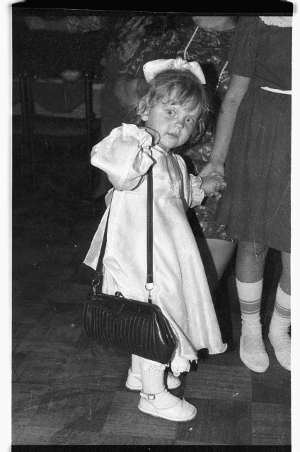 Sünnipäevapidu Toila Meretares; väike külaline käekotiga