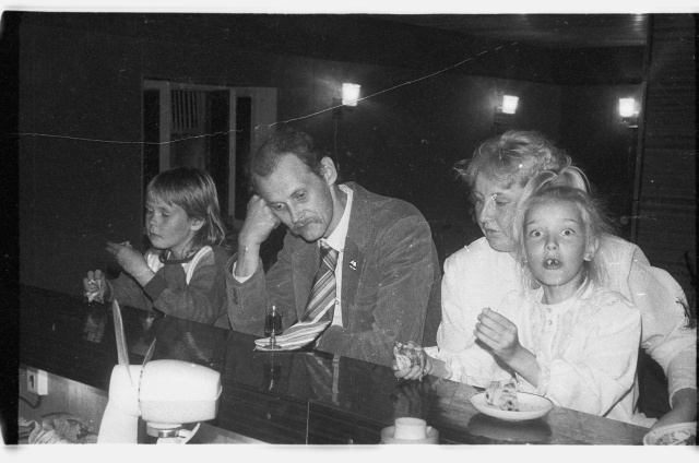 Sünnipäevapidu Toila Meretares; külalised baarileti ääres