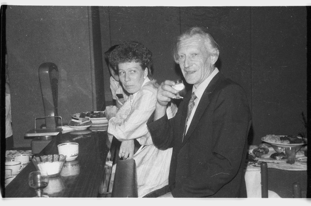 Sünnipäevapidu Toila Meretares; külalised baarileti ääres