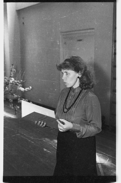 Aktus Toila Keskkoolis; õpetaja kõne pidamas