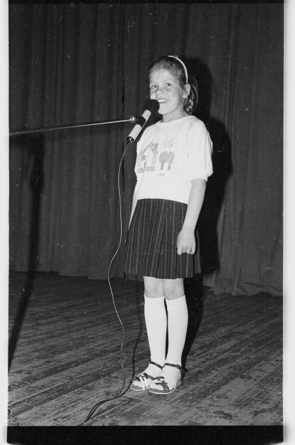 Aktus Toila Keskkoolis; õpilane esinemas