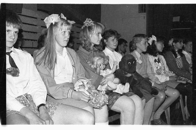 Tutipidu Toila Keskkoolis; lõpetajad