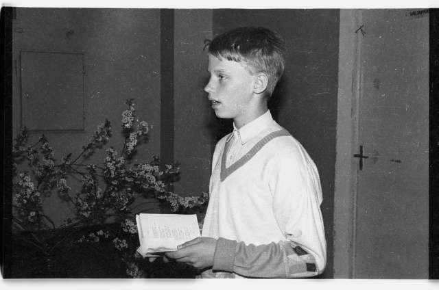 Tutipidu Toila Keskkoolis; õpilane esinemas