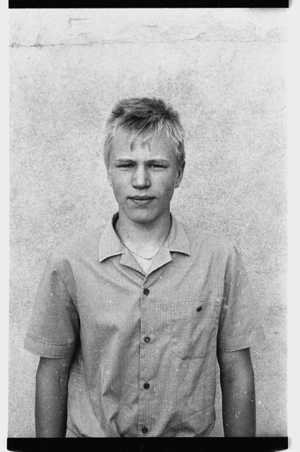 Portreefoto, triiksärgis noormees