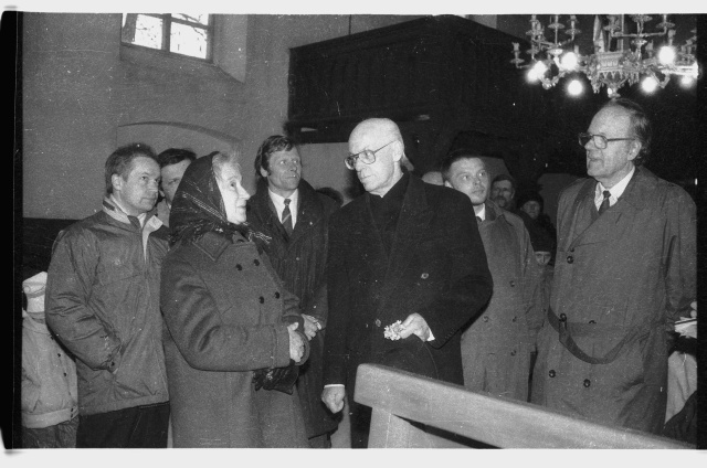 President Lennart Meri visiit Ida-Virumaale; külalised Iisaku kirikus