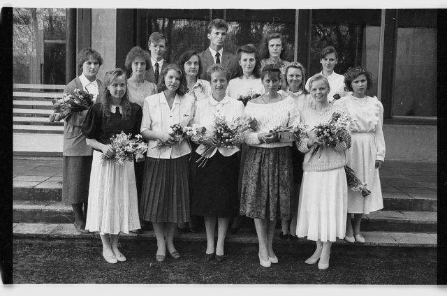 Aktus Toila Keskkoolis; lõpetajate grupifoto