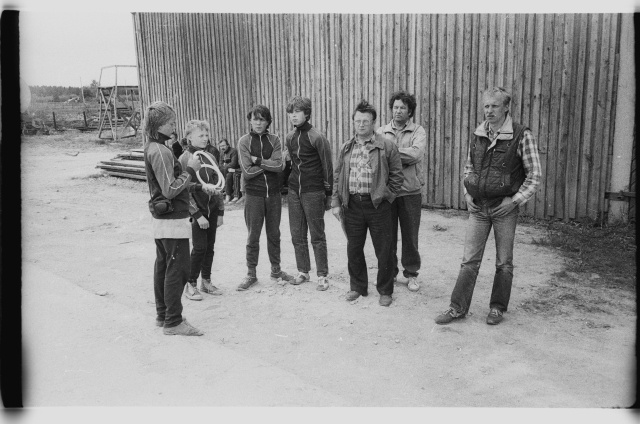 Noorte põllumeeste ja karjanaiste võistlus Kurtna piimafarmis; võistlejad ja pealtvaatajad