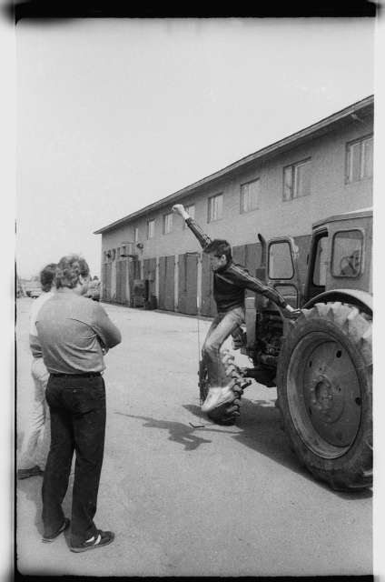 Noorte põllumeeste ja karjanaiste võistlus Kurtna piimafarmis; traktorisõidu võistlus