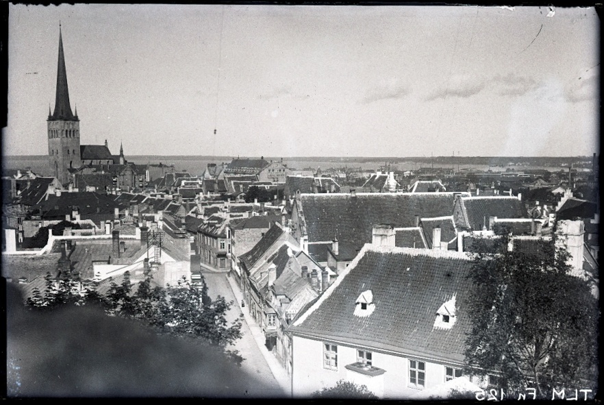 Tallinn, vaade vanalinnale Toompealt, vasakul Oleviste kirik.