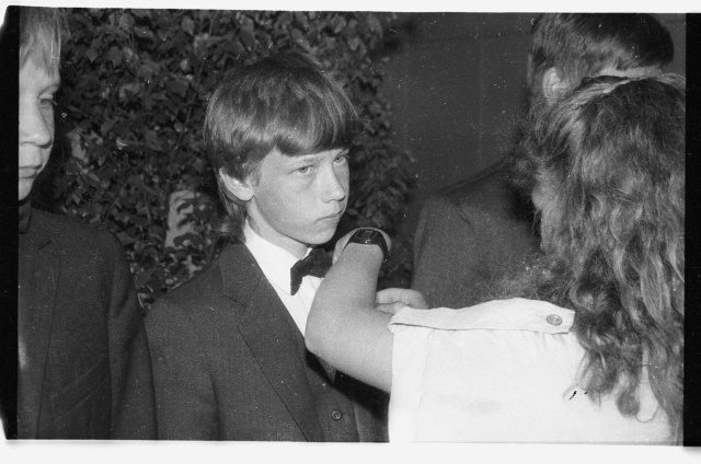 Kooli lõpuaktus; lõpetajale koolimärgi rindakinnitamine