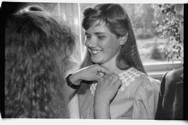 Kooli lõpuaktus; lõpetajale koolimärgi rindakinnitamine