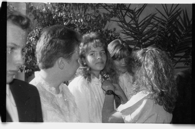 Kooli lõpuaktus; lõpetajale koolimärgi rindakinnitamine