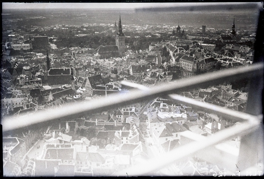 Tallinn, lennuvaade põhja-lõuna suunas, paremal Toompea.
