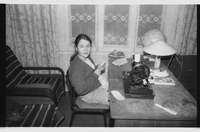 Tüdruk laua taga õmblemas