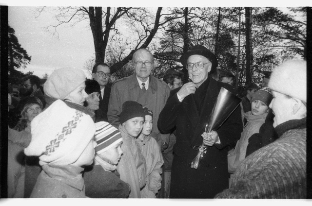 President Lennart Meri visiit Ida-Virumaale; külalised Iisaku kiriku ees rahvaga kohtumas