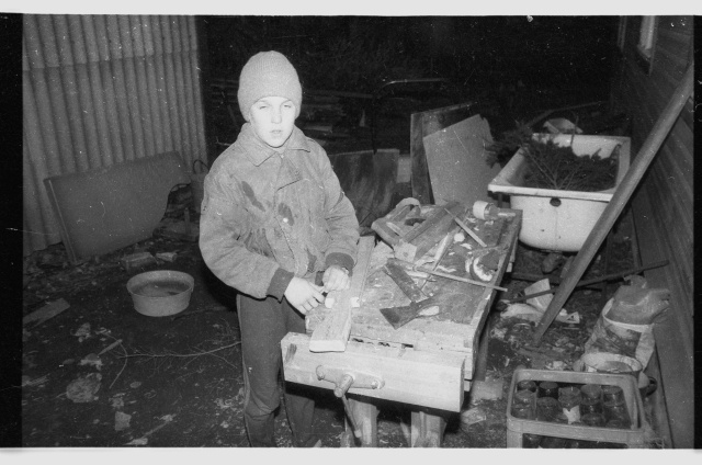 Poiss hoovis puutööd tegemas