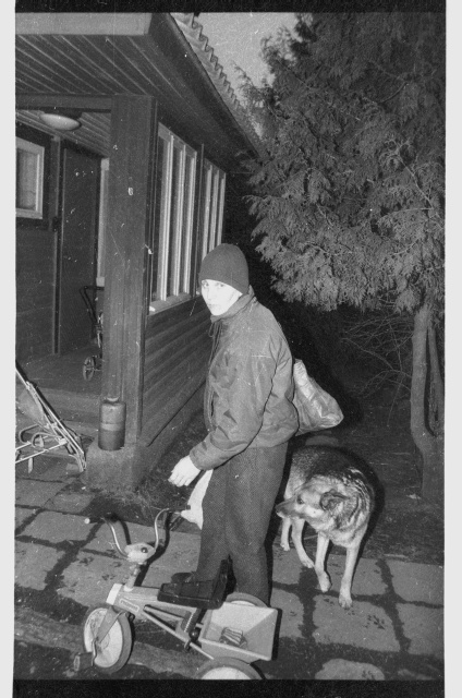 Naine koeraga hoovis