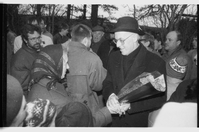 President Lennart Meri visiit Ida-Virumaale; külalised Iisaku kiriku ees rahvaga kohtumas