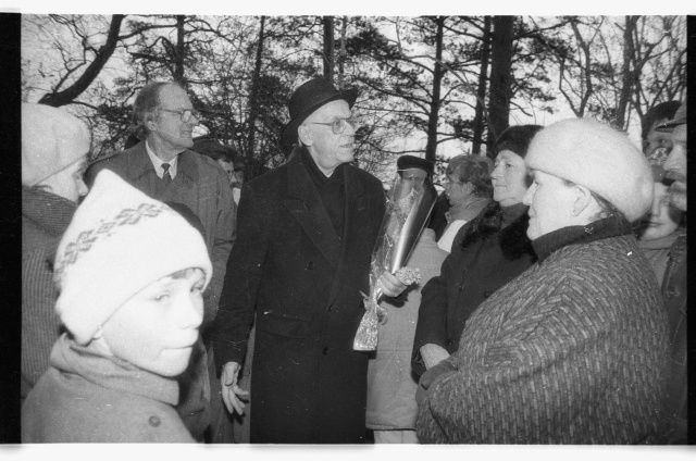 President Lennart Meri visiit Ida-Virumaale; külalised Iisaku kiriku ees rahvaga kohtumas