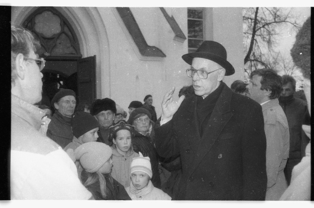 President Lennart Meri visiit Ida-Virumaale; külalised Iisaku kiriku ees rahvaga kohtumas