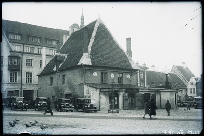 Tallinn, Vaekoda Raekoja platsil, vaade edela poolt.  duplicate photo