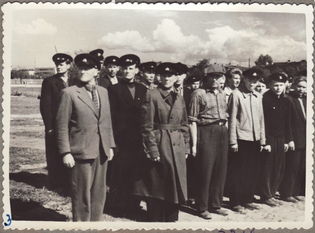 Tallinna Keskrajooni VTÜ mehed lipu heiskamisel