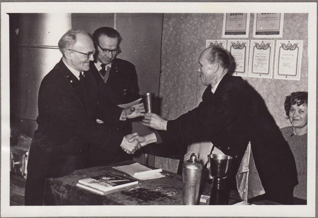 Heinrich Pauls karikat vastu võtmas