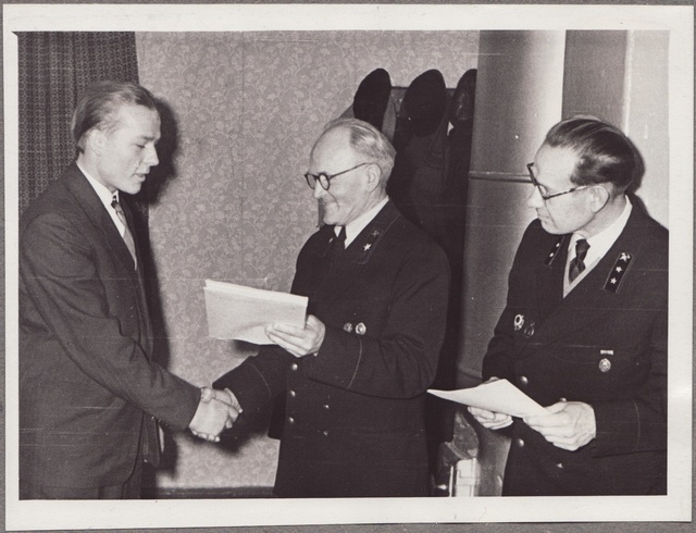 K.Seksu aukirja vastu võtmas