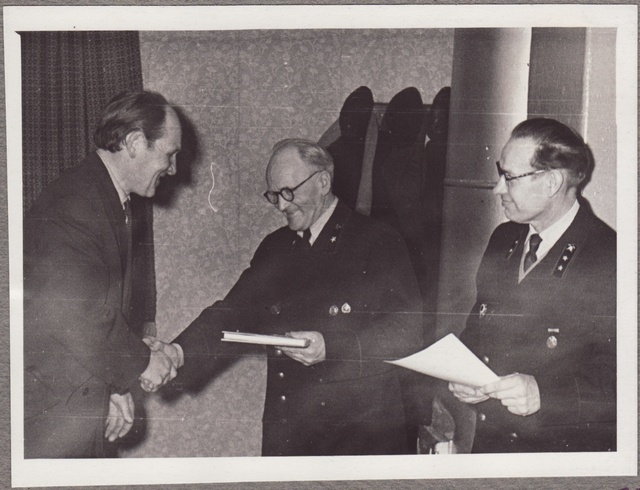 K.Allikas aukirja vastu võtmas