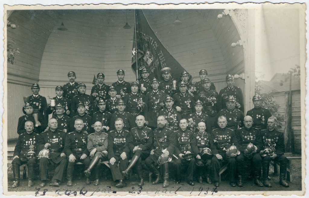 Tuletõrjevormis mehed Tartu VTÜ 73 aastapäeval Vanemuise aias