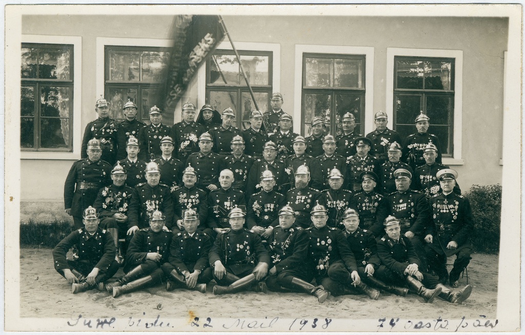 Tuletõrjevormis mehed Tartu VTÜ 74 aastapäeval Bürgermusse aias