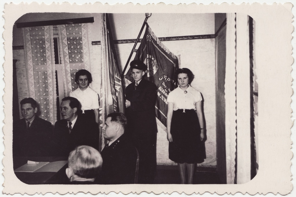 Eesti NSV Ministrite Nõukogu rändlipu üleandmine Viljandi rajooni Kevade kolhoosi VTS-le sotsvõistlustel saavutatud I koha eest