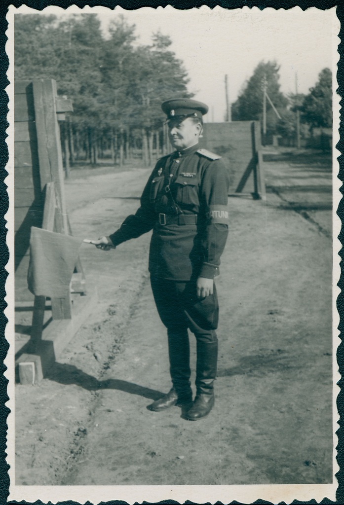 Major Aleksander Andrejev lipuga tuletõrjespordi võistlustel