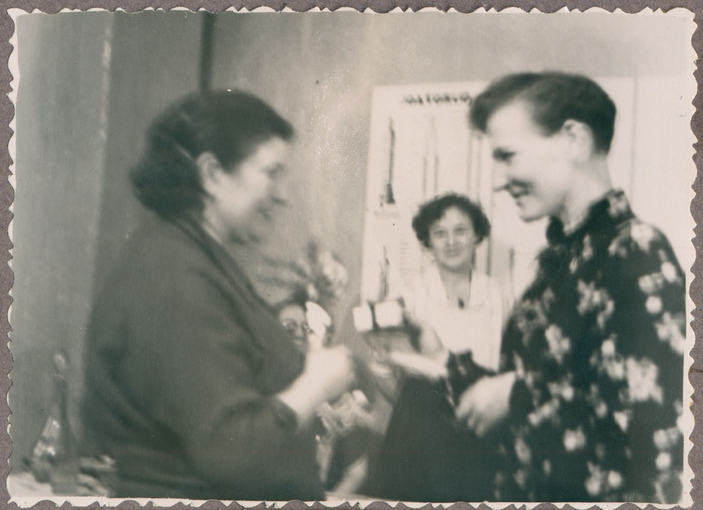 Linda Soolaid salga esimehelt auhinda vastu võtmas