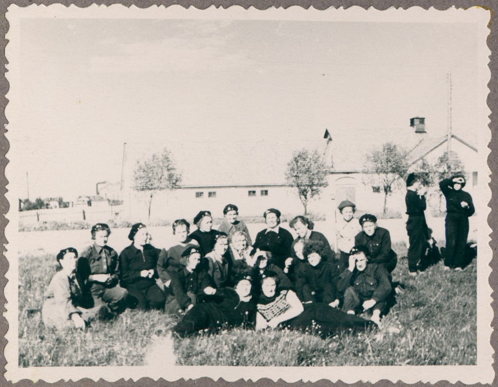 Naistuletõrjujad võistluspaigas puhkehetkel