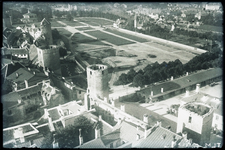 Tallinn, vaade Tornide väljakule Oleviste kiriku tornist.