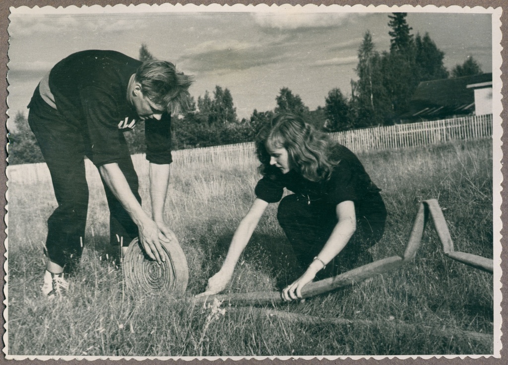 Tallinna Keskrajooni II naissalga tütarlapsed õppelaagris