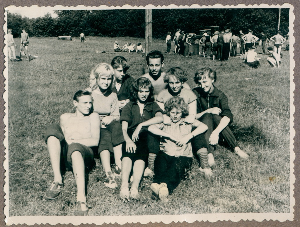 Tallinna Keskrajooni II naissalga tütarlapsed õppelaagris