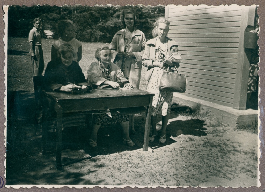 Tallinna Keskrajooni II naissalga liikmed motovõistluste ajal pileteid müümas