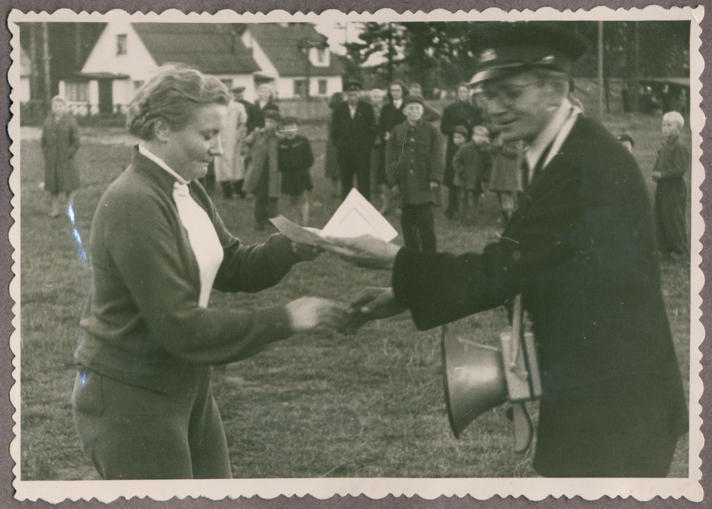 Sm Epkin diplomit vastu võtmas