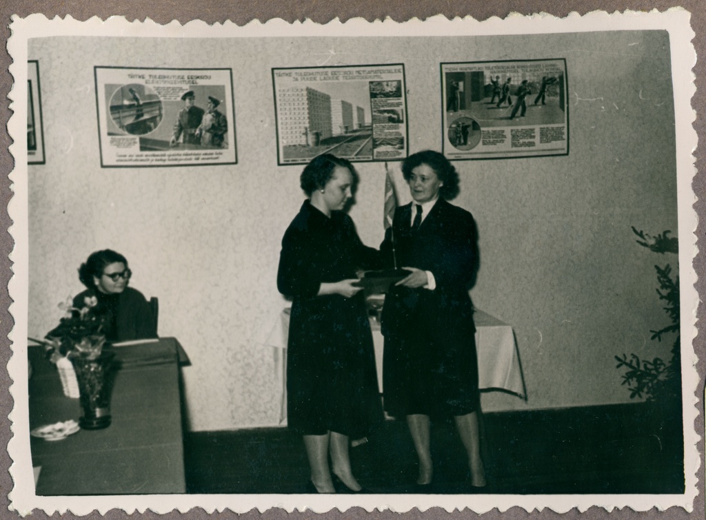 V.Räim rändvimplit vastu võtmas