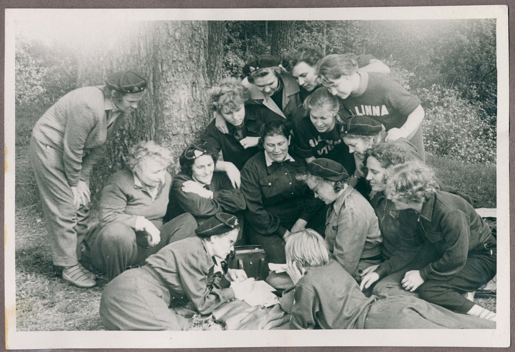 Tallinna Keskrajooni II naissalk võistkonda koostamas